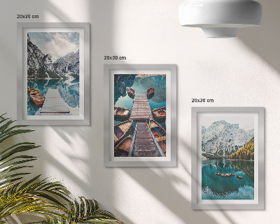 Triptyk tavla med ram En sjö med träpirer och berg