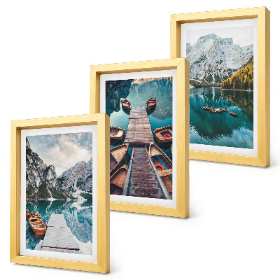 Triptyk tavla med ram En sjö med träpirer och berg