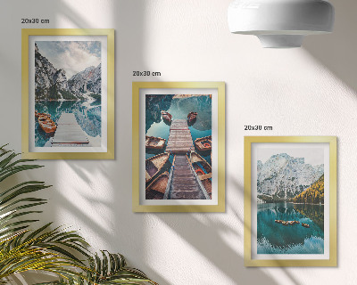 Triptyk tavla med ram En sjö med träpirer och berg