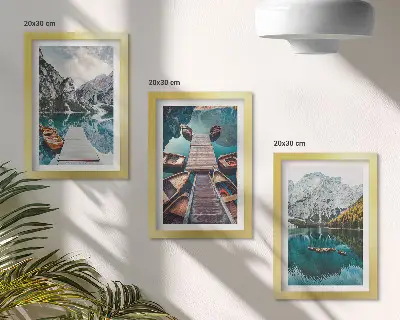Triptyk tavla med ram motiv av en sjö med träpirer och berg