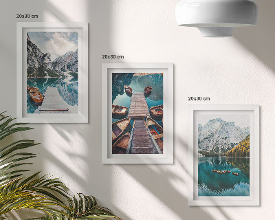 Triptyk tavla med ram En sjö med träpirer och berg