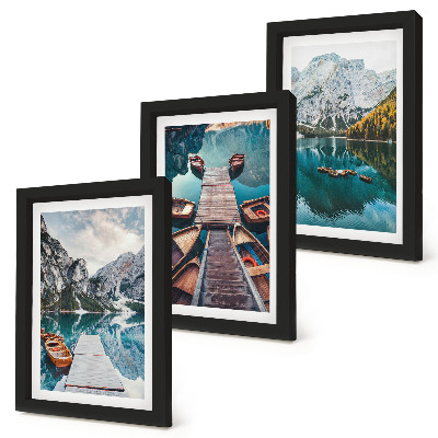 Triptyk tavla med ram En sjö med träpirer och berg
