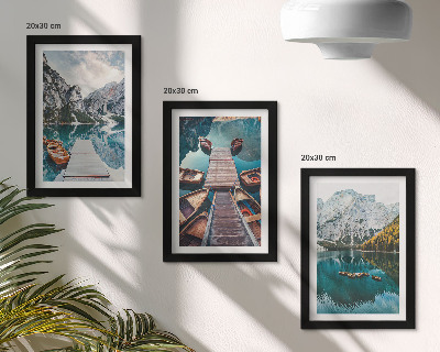 Triptyk tavla med ram En sjö med träpirer och berg