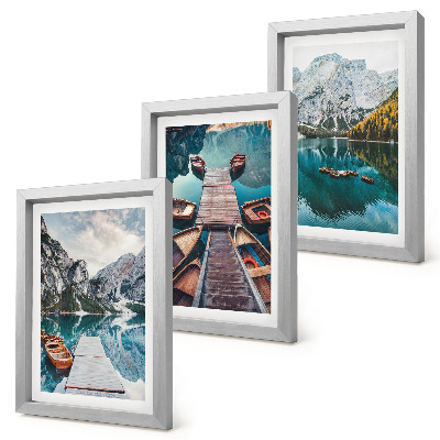 Triptyk tavla med ram En sjö med träpirer och berg