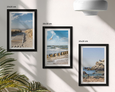 Triptyk tavla med ram Strand med trästig, hav och kustklippor