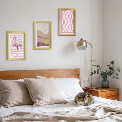 Triptyk tavla med ram rosa flamingos och pastellfärgat bergslandskap med ordet Chill