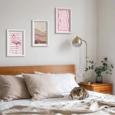 Triptyk tavla med ram rosa flamingos och pastellfärgat bergslandskap med ordet Chill