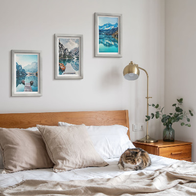Triptyk tavla med ram Bergsjöar med båtar och reflektioner i vattnet