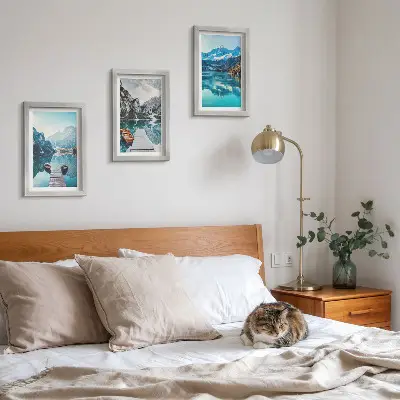 Bergsjöar med båtar och reflektioner i vattnet triptyk med ram