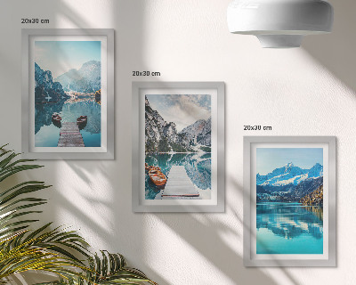 Triptyk tavla med ram Bergsjöar med båtar och reflektioner i vattnet