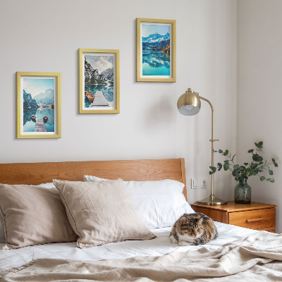 Triptyk tavla med ram Bergsjöar med båtar och reflektioner i vattnet