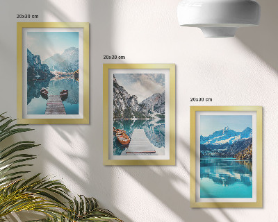 Triptyk tavla med ram Bergsjöar med båtar och reflektioner i vattnet