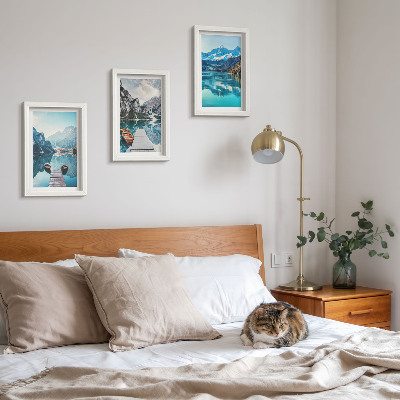 Triptyk tavla med ram Bergsjöar med båtar och reflektioner i vattnet