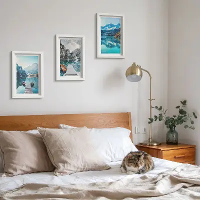 Bergsjöar med båtar och reflektioner i vattnet triptyk med ram