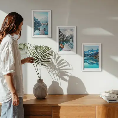 Bergsjöar med båtar och reflektioner i vattnet triptyk med ram