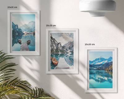 Triptyk tavla med ram Bergsjöar med båtar och reflektioner i vattnet