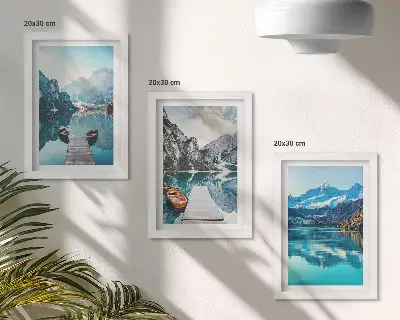 Bergsjöar med båtar och reflektioner i vattnet triptyk med ram