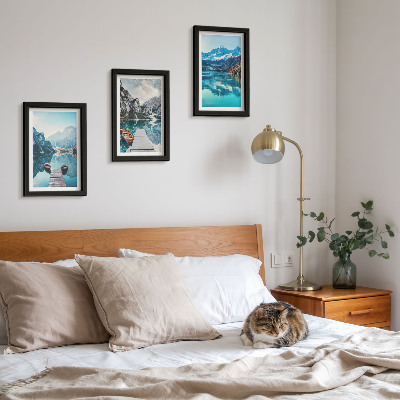 Triptyk tavla med ram Bergsjöar med båtar och reflektioner i vattnet