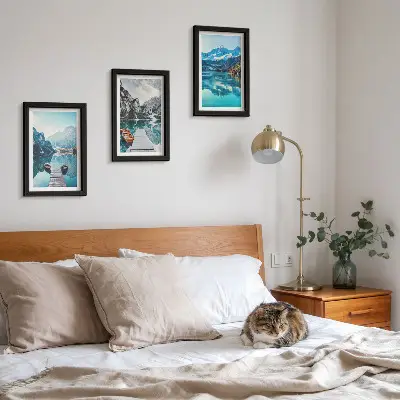 Bergsjöar med båtar och reflektioner i vattnet triptyk med ram