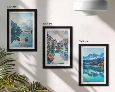 Triptyk tavla med ram Bergsjöar med båtar och reflektioner i vattnet