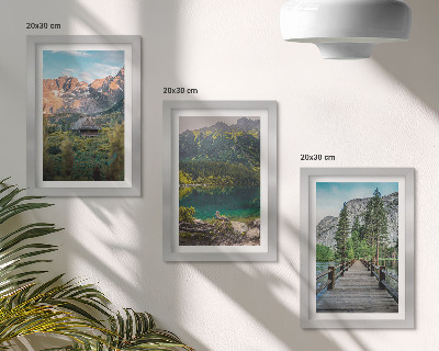 Triptyk tavla med ram Berglandskap med en sjö och en träpir