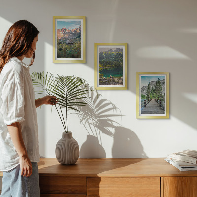 Triptyk tavla med ram Berglandskap med en sjö och en träpir