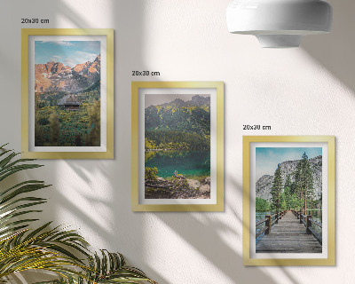 Triptyk tavla med ram Berglandskap med en sjö och en träpir