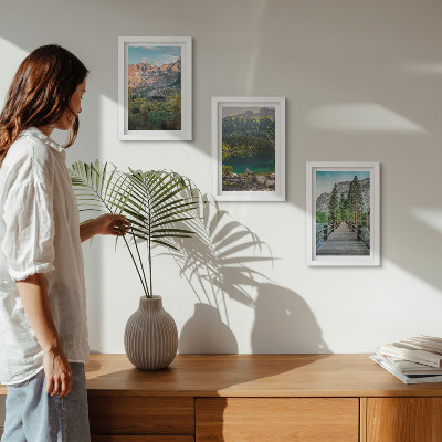Triptyk tavla med ram Berglandskap med en sjö och en träpir