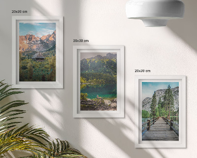 Triptyk tavla med ram Berglandskap med en sjö och en träpir