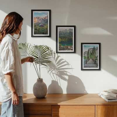 Triptyk tavla med ram Berglandskap med en sjö och en träpir
