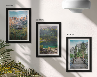Triptyk tavla med ram Berglandskap med en sjö och en träpir