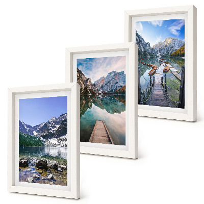 Triptyk tavla med ram Berg, sjöar och träpirer över vattnet