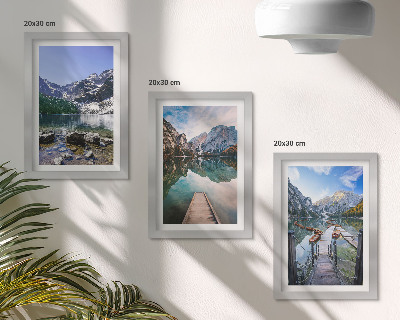 Triptyk tavla med ram Berg, sjöar och träpirer över vattnet
