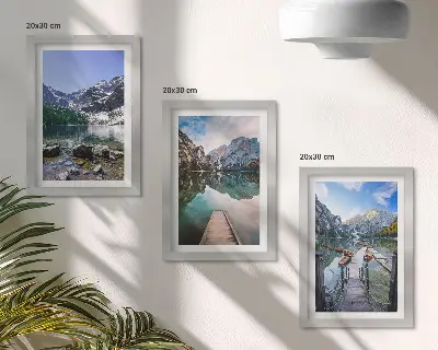 Triptyk med ram motiv av berg sjöar och träpirer över vatten