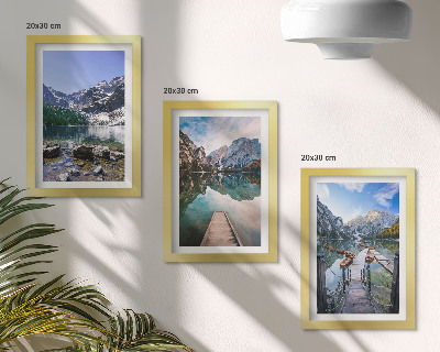 Triptyk tavla med ram Berg, sjöar och träpirer över vattnet