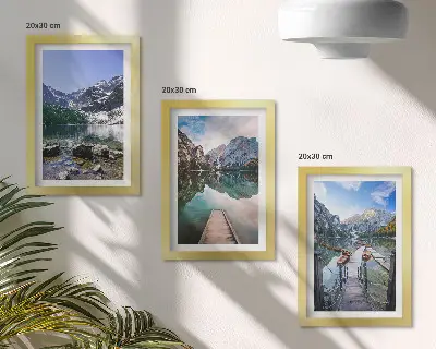Triptyk med ram motiv av berg sjöar och träpirer över vatten