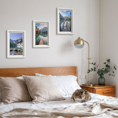 Triptyk tavla med ram Berg, sjöar och träpirer över vattnet