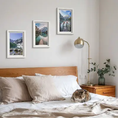 Triptyk med ram motiv av berg sjöar och träpirer över vatten