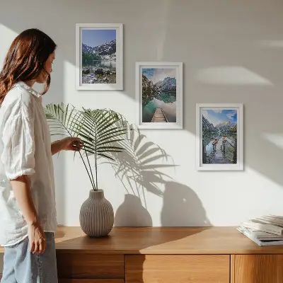 Triptyk med ram motiv av berg sjöar och träpirer över vatten