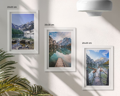 Triptyk tavla med ram Berg, sjöar och träpirer över vattnet