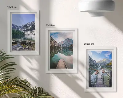 Triptyk med ram motiv av berg sjöar och träpirer över vatten