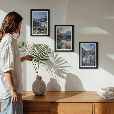 Triptyk tavla med ram Berg, sjöar och träpirer över vattnet