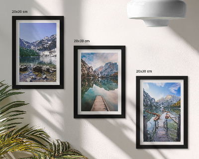 Triptyk tavla med ram Berg, sjöar och träpirer över vattnet