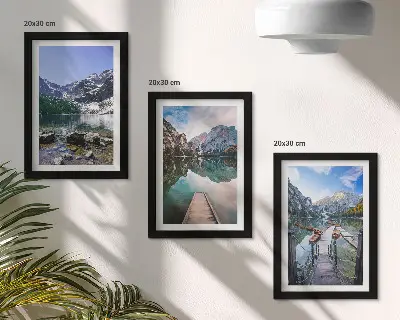 Triptyk med ram motiv av berg sjöar och träpirer över vatten