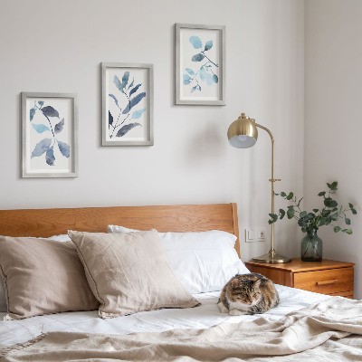 Triptyk tavla med ram Blå blad på en ljus bakgrund, akvarellstil