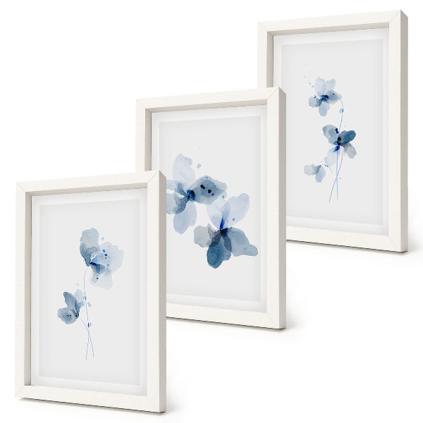 Tavelvägg med 3 tavlor Blommor i nyanser av blått mot en ljus bakgrund