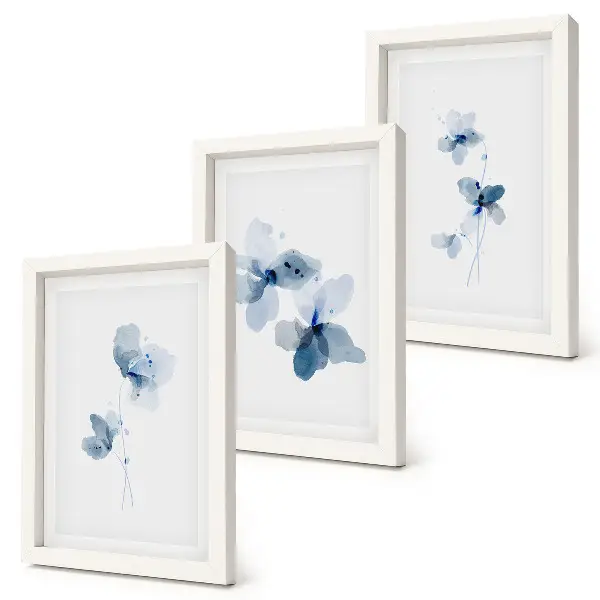 Tavelvägg med 3 tavlor motiv med blommor i blå nyanser mot ljus bakgrund