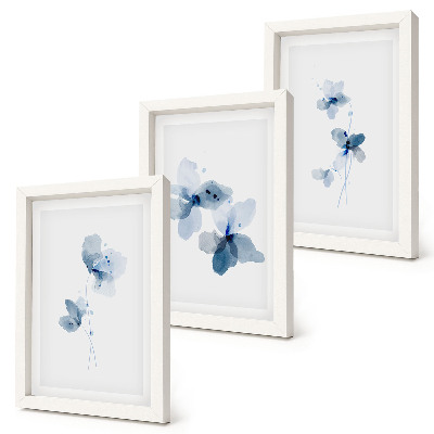 Tavelvägg med 3 tavlor Blommor i nyanser av blått mot en ljus bakgrund