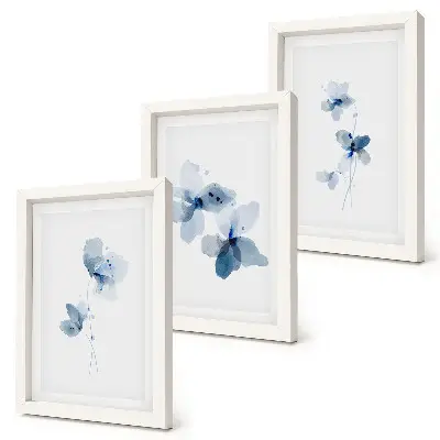 Tavelvägg med 3 tavlor motiv med blommor i blå nyanser mot ljus bakgrund