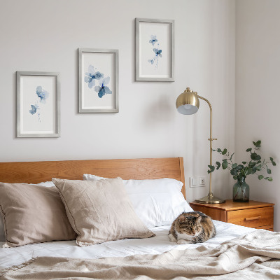 Tavelvägg med 3 tavlor Blommor i nyanser av blått mot en ljus bakgrund